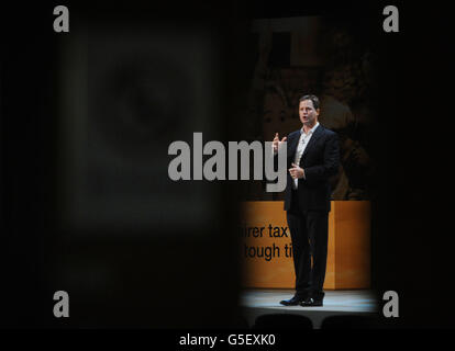 Nick Clegg, stellvertretender Premierminister und Vorsitzender der Liberaldemokraten, probt auf der Jahreskonferenz der Liberaldemokraten in Brighton vor seiner ersten Rede vor der Partei heute Abend. Stockfoto