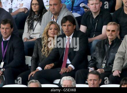 Wales Nationalmannschaftsmanager Chris Coleman mit Sky Sports News-Moderatorin Charlotte Jackson auf den Tribünen Stockfoto