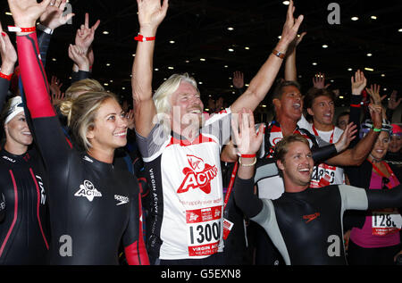 Sir Richard Branson mit seiner Tochter Holly (links) und Sohn Sam (rechts unten) beim Virgin Active London Triathlon. Stockfoto