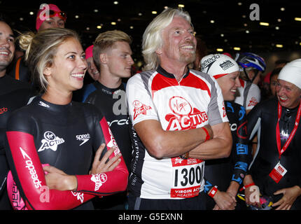 Sir Richard Branson und seine Tochter Holly (links) beim Virgin Active London Triathlon. Stockfoto