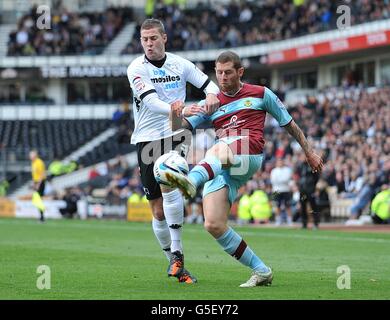 Paul Coutts von Derby County (links) und Chris McCann von Burnley (rechts) In Aktion Stockfoto