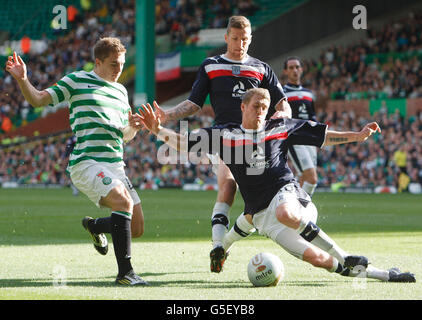 James Forrest von Celtic wird von Jim McAlister von Dundee während des Spiels der Clydesdale Bank Scottish Premier League im Celtic Park, Glasgow, angegangen. Stockfoto