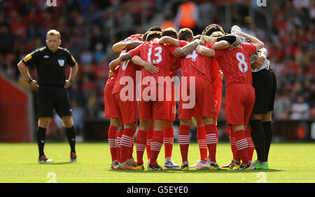 Die Southampton-Spieler spielen vor dem Spiel der Barclays Premier League im St. Mary's Stadium in Southampton zu einem Teamgespräch. Stockfoto