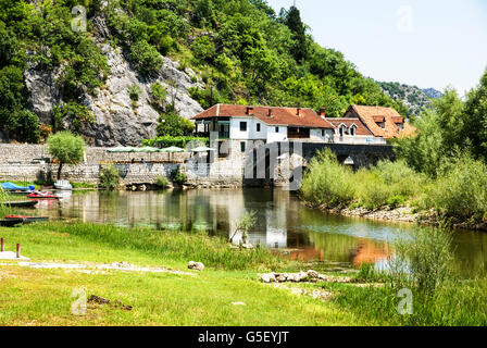 Rijeka Crnojevica ist eine Stadt in Montenegro neben dem Fluss Crnojevic - in der Nähe der Küste von Skadar See. Stockfoto
