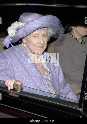 Queen Elizabeth die Queen Mother verlässt das Clarence House in London mit dem Auto, als sie ihre Reise zum Castle of Mey in Schottland für ihren jährlichen Urlaub beginnt. Die Königin Mutter verbringt traditionell den ersten Teil ihres Urlaubs in ihrem Schloss an der Nordküste Schottlands. * ... bevor es nach Süden geht, um sich ihrer Tochter (der britischen Königin Elizabeth II.) und ihrer Familie in Balmoral anzuschließen. *08/08/2001...Queen Elizabeth, die Queen Mother verlässt das Clarence House in London mit dem Auto, als sie ihre Reise zum Castle of Mey in Schottland beginnt, um ihren jährlichen Urlaub zu machen. Die Königin Mutter begann ihre Sommerpause in Stockfoto