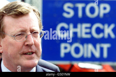 Herr Trimble geht aus etwas mehr als einer Stunde Gesprächen mit General John de Chastelain hervor, um zu sagen, dass er dem Leiter der Stilllegung die Dringlichkeit der Situation beeindruckt habe. Stockfoto