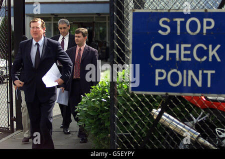 Nach mehr als einer Stunde Gesprächen mit General John de Chastelain taucht Trimble auf, um zu sagen, dass er dem Leiter der Stilllegungsarbeiten die Dringlichkeit der Situation beeindruckt hatte. Stockfoto