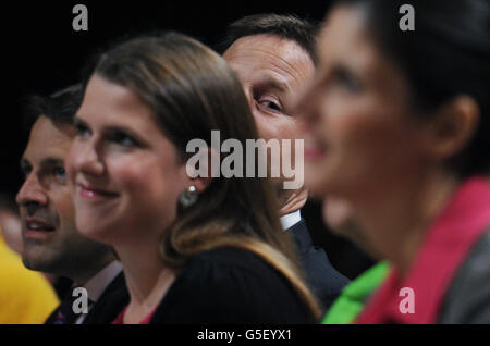 Nick Clegg, der stellvertretende Premierminister und Führer der Liberaldemokraten, sitzt vor der Jahreskonferenz seiner Partei in Brighton in der Audienz. Stockfoto