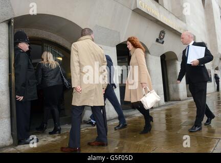 Rebekah Brooks kommt im Old Bailey in London an, um Anschuldigungen im Zusammenhang mit der Untersuchung von Telefonhacking zu erheben. Stockfoto