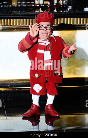 Warwick Davis als Prof bei der Vorstellung von Snow White and the Seven Dwarfs, die am 7. Dezember 2012 im New Wimbledon Theatre in London beginnen wird. Stockfoto