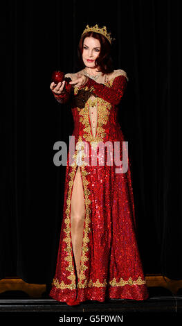 Priscilla Presley ist als die böse Königin bei der Vorstellung von Snow White und den Sieben Zwergen gekleidet, die am 7. Dezember 2012 im New Wimbledon Theatre in London beginnen wird. Stockfoto