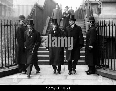 (Von l-r) Sir Edward Grey, Winston Churchill und Lord Crewe verlassen nach dem Sieg der Liberalen bei den Parlamentswahlen eine Kabinettssitzung. Stockfoto