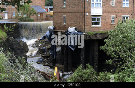 Wasserfällen vorbei an Häusern in Newburn, Newcastle heute nach gestern Überschwemmungen links sie in einem Zustand des Zusammenbruchs. Stockfoto