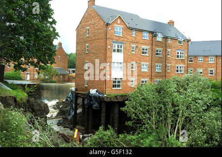 Wasserfällen vorbei an Häusern in Newburn, Newcastle heute nach gestern Überschwemmungen links sie in einem Zustand des Zusammenbruchs. Stockfoto