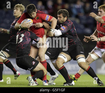 Nick de Luca aus Edinburgh (links) und Dimitri Basilaia wetteifern mit Munsters James Downey (zweiter rechts) während des RaboDirect PRO12-Spiels in Murrayfield, Edinburgh. Stockfoto