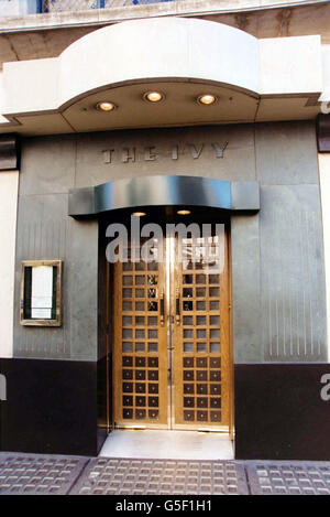 Der Eingang des Restaurants Ivy in der West Street im Zentrum von London. Stockfoto