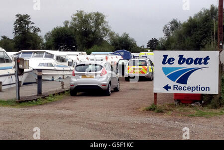 EDS HINWEIS: DAS KENNZEICHEN DES FAHRZEUGS WURDE VOM PA-BILDTISCH VERPIXELT. Ein Polizeiauto auf einem Bootshof in Horning, Norfolk, wo ein von der Polizei auf einem Abschnitt des Bure zwischen Wroxham Broad und Salhouse Broad, Norfolk, geborenes Boot (links von einem silbernen Auto) untersucht wird. Stockfoto