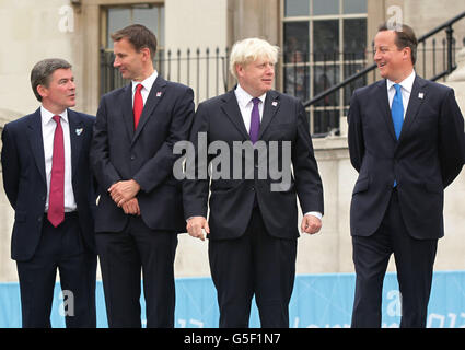 (Von links nach rechts) Minister für Sport im Ministerium für Kultur, Medien und Sport Hugh Robertson, Staatssekretär für Kultur, Olympische Spiele, Medien und Sport Jeremy Hunt, der Bürgermeister von London Boris Johnson und Premierminister David Cameron bei der Beleuchtung des paralympischen Fackellaufkessels auf dem Trafalgar Square, Im Zentrum von London. Stockfoto
