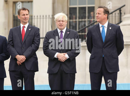 (Von links nach rechts) Staatssekretär für Kultur, Olympische Spiele, Medien und Sport Jeremy Hunt, Bürgermeister von London Boris Johnson und Premierminister David Cameron bei der Beleuchtung des paralympischen Fackellaufkessels am Trafalgar Square im Zentrum von London. Stockfoto