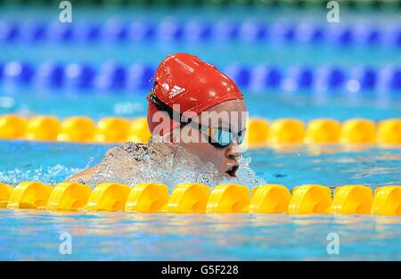 Die britische Eleanor Simmonds auf dem Weg zum Sieg im Women's 200m Ind. Medley - SM6 Finale im Aquatics Center im Olympic Park, London. Stockfoto