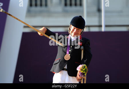 Der britische Lee Pearson feiert den Bronzemieg während des Einzeltests für ReitpferdeDressur 1b im Greenwich Park, London Stockfoto