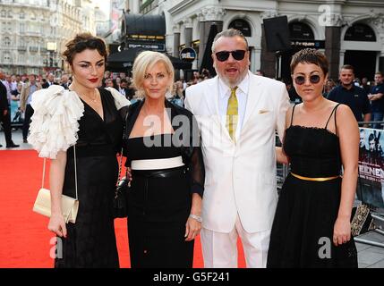 Ray Winstone, Frau Elaine und Töchter Lois (links) und Jaime (rechts) kommen zur UK-Premiere des Sweeney im Vue Leicester Square, London. Stockfoto