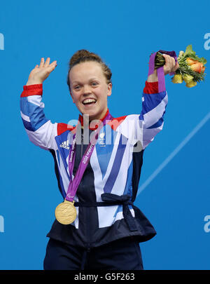 Die britische Eleanor Simmonds feiert mit ihrer Goldmedaille nach dem Gewinn des Women's 200m im - SM6 im Aquatics Centre, London. Stockfoto