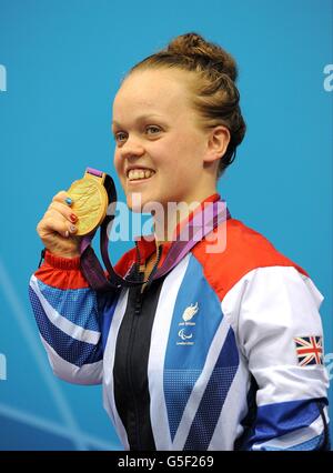 Die Großbritanniens Eleanor Simmonds auf dem Podium mit ihrer Goldmedaille nach dem Sieg im Women's 200m Ind. Medley - SM6 Finale im Aquatics Center im Olympic Park, London. Stockfoto