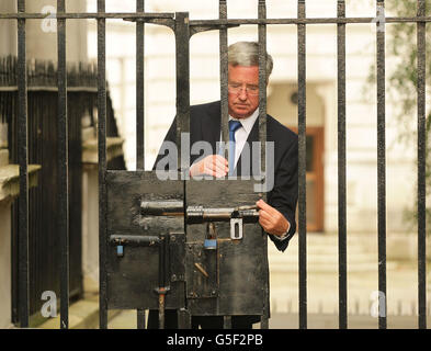 Michael Fallon bei seiner Ankunft in der Downing Street Nr. 10 im Zentrum von London, wo Premierminister David Cameron seine erste große Umbildung der Koalitionsregierung zum Abschluss bringt. Stockfoto