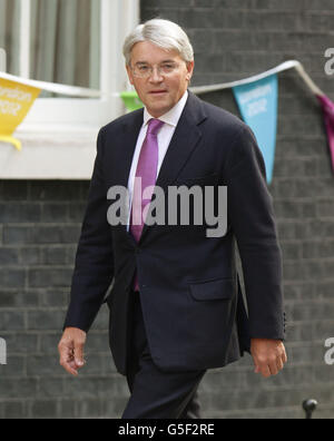 Der neue Chief Whip Andrew Mitchell kommt in der Downing Street Nr. 10 im Zentrum von London an, wo Premierminister David Cameron den letzten Schliff für seine erste große Umbildung der Koalitionsregierung setzt. Stockfoto