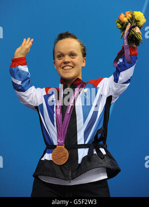 Die britische Eleanor Simmonds auf dem Podium mit ihrer Bronzemedaille für das Finale der Frauen im 50m Freestyle - S6 im Aquatics Centre im Olympic Park, London. Stockfoto