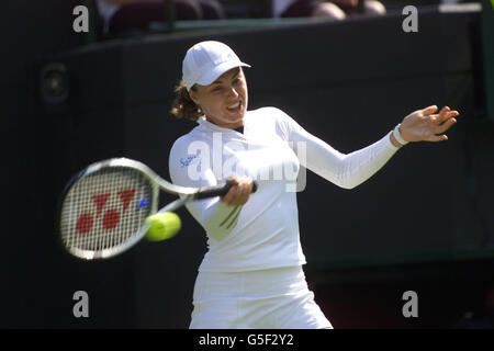 KEINE KOMMERZIELLE NUTZUNG: Die Schweizer Martina Hingis gibt den Schuss der spanischen Virginia Ruano Pascual während des ersten Rundenmatches der Lawn Tennis Championships in Wimbledon, London, zurück. Stockfoto