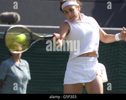 KEINE KOMMERZIELLE NUTZUNG: Die Spanierin Virginia Ruano Pascual gibt den Schuss der Schweizer Martina Hingis während des ersten Rundenmatches der Lawn Tennis Championships in Wimbledon, London, zurück. Stockfoto