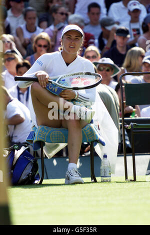 KEINE KOMMERZIELLE NUTZUNG: Die Schweizer Martina Hingis zeigt ihre Enttäuschung, als sie im ersten Spiel der Lawn Tennis Championships in Wimbledon, London, gegen die spanische Virginia Ruano Pascual verlor. Stockfoto