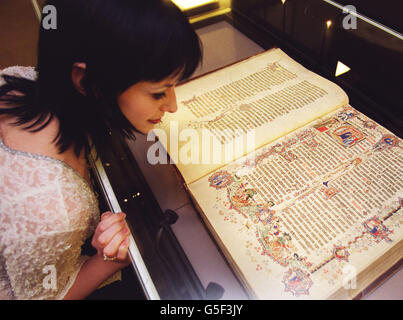 Marie Findley aus London, die Mitglied der Horoskopband The Medieval Baebes ist, blickt auf ein 15 Millionen mittelalterliches Manuskript aus dem späten Mittelalter. Der Schatz wird nun von der British Library für die Nation untergebracht. *Es folgt die letzte Zahlung einer 1.45 Millionen Spendenaufstockung. Die British Library hat auch einen Teil des Manuskripts digitalisiert, um allen Besuchern eine große Touchscreen-Version zur Verfügung zu stellen. Das Sherborne Missal ist eines der schönsten Beispiele der mittelalterlichen Buchmalerei und ein großes Meisterwerk der englischen Kunst. Aus dem frühen 15. Jahrhundert enthält es 694 Seiten Stockfoto