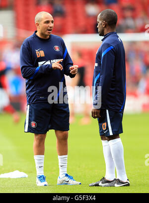 Fußball - npower Football League Championship - Nottingham Forest / Charlton Athletic - City Ground. Charlton Athletic First Team Coach DamianMatthew (l) spricht mit Manager Chris Powell Stockfoto