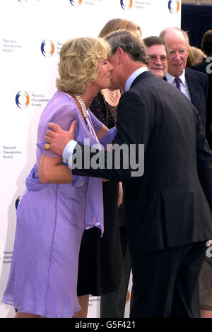 Der Prinz von Wales bekommt einen Kuss auf die Wange von Camilla Parker-Bowles, als er im Somerset House in London ankommt. Prinz Charles war beim Empfang zum 15. Jahrestag, für die Nationale Osteoporose-Gesellschaft. Stockfoto