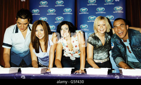 (Von links nach rechts) Noel Sullivan, Myleene Klass, Kym Marsh, Suzanne Shaw und Danny Foster von der Popgruppe Hear'Say an der 'Wall of Hands' im Madame Tussaud's Rock Circus in London. The Wall of Hands zeigt lebensgroße Abgüsse der Hände von über 50 Rock- und Popstars. Stockfoto
