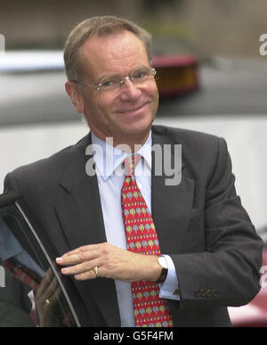 Lord Archer kommt im Old Bailey in London an. Jeffrey Archer, 61, und sein ehemaliger Freund, der pensionierte Fernsehproduzent Ted Francis, 67, befinden sich in der fünften Woche ihres Prozesses wegen Unehrlichkeit in Bezug auf den Verleumdungsprozess des Romanciers von 1987. *...Letzte Woche, als die Verteidigung ihren Fall begann, wurde dem Gericht gesagt, dass Archer selbst keine Beweise geben würde. Archer bestreitet drei Anklagepunkte der Verfälschung des Gerechts, zwei der Verfälschung und eines der Verwendung eines Tagebuchs als falsches Instrument. Er wurde von einem vierten Vorwurf der pervertierenden Justiz auf die Anweisungen des Richters gelöscht. Francis bestreitet pervertiert die Stockfoto