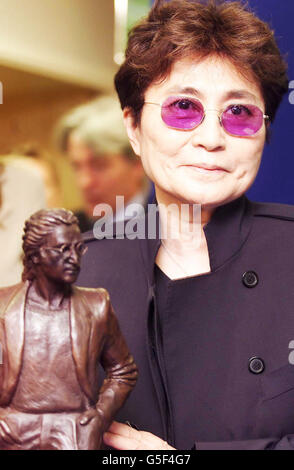 Yoko Ono, Witwe des Sängers John Lennon von den Beatles, besucht den Flughafen Liverpool, der nach ihrem verstorbenen Mann benannt werden soll, als sein neues Terminal im Frühjahr 2002 für die Öffentlichkeit eröffnet wird. * das neue Logo für den Flughafen enthält das berühmte Selbstporträt von John Lennon und die Strinte 'Above US Only Sky' aus dem Text von Imagine. Yoko wurde mit einer Statue in Miniformat präsentiert. Eine Vollversion wurde vom lokalen Bildhauer Tom Murphy in Auftrag gegeben und wird im neuen Terminal des Flughafens ausgestellt. Stockfoto