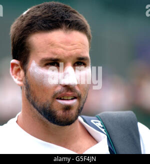 KEINE KOMMERZIELLE NUTZUNG : Australien Pat Rafter im Einsatz gegen den russischen Mikhail Youzhny, während ihrer vierten Runde Spiel der Lawn Tennis Championships 2001 in Wimbledon, in London. 10/01/03 : zweimaliger US Open Champion Pat Rafter, der Zeit auf seiner glitzernden Karriere genannt hat behauptet, eines seiner wenigen Bedauern war das Fehlen eines Wimbledon Titel auf seinem Lebenslauf. Der Australier, zweimal Zweiter im All England Club, wurde in den letzten Jahren von Ellenbogen- und Schulterproblemen geplagt und hat sich nun entschlossen, seinen Schläger aufzulegen. Rater wurde 6-7 7-6 6-4 6-2 von Pete Sampras in der 2000 Wimbledon Dezider und geschlagen Stockfoto