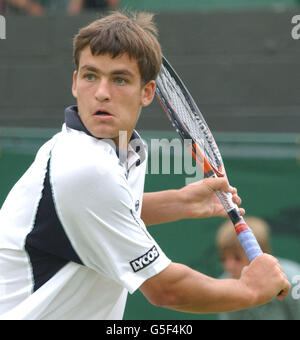 KEINE KOMMERZIELLE NUTZUNG: Der russische Mikhail Youzhny im Einsatz gegen Australien Pat Rafter während ihres vierten Runde-Spiels der 2001 Lawn Tennis Championships in Wimbledon, in London. Stockfoto