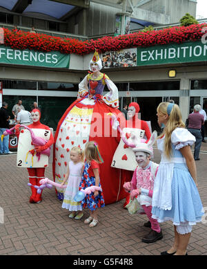 Pferderennen - Familientag - Sandown Park. Unterhaltung für den Familientag im Sandown Park. Stockfoto