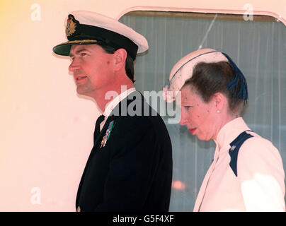 Die Prinzessin Royal mit ihrem Mann, Commander Tim Laurence, an Bord der Royal Yacht Britannia, um die Flottille zum Gedenken an den 50. Jahrestag des D-Day zu sehen. Stockfoto