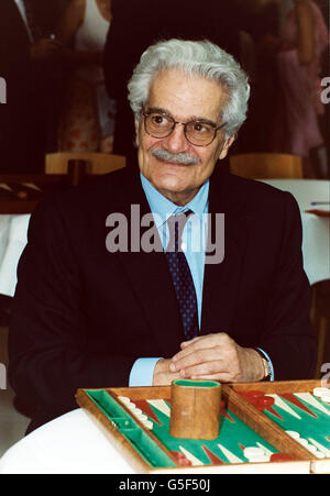 Schauspieler Omar Sharif nimmt an einem Backgammon-Turnier in Hilfe einer Kinderhilfe Teil. Omar Sharif moderierte die Veranstaltung in der St James Street im Zentrum von London, um Geld für den One to One Kinderfonds zu sammeln. 7/8/03:Hollywood-Legende Omar Sharif hat eine einmonatige Gefängnisstrafe für Kopf butting ein Polizist in einem französischen Kasino ausgesetzt. Der 71-jährige ägyptische Star von Doktor Schiwago und Lawrence von Arabien wurde ebenfalls mit einer Geldstrafe von 1,000 wegen Beleidigungen und Gewalt gegen einen Polizisten im Kasino Enghien-les-Bains in der Nähe von Paris bestraft. Sharif argumentierte mit einem Croupier, während er Roulette an der spielte Stockfoto