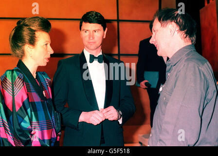 The Princess Royal und Commander Tim Laurence (Mitte) im Gespräch mit BBC BAFTA Awards Producer Paul Smith im Grand Opera House in Belfast, wo die Lloyds Bank BAFTA Production Awards abgehalten wurden. Stockfoto