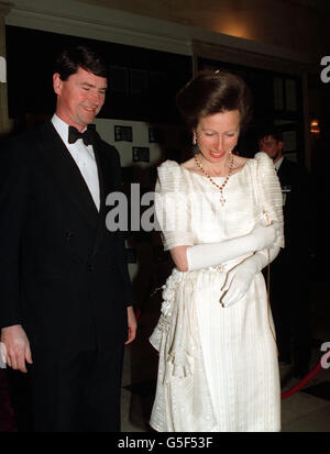 Die Präsidentin der BAFTA, die Prinzessin Royal, und ihr Ehemann, Commander Tim Laurence, kommen zur BAFTA-Preisverleihung in London. Stockfoto