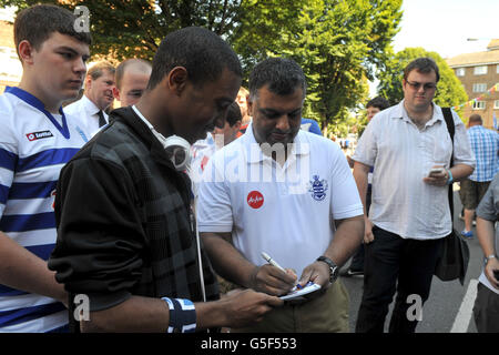 Fußball - Barclays Premier League - Queens Park Rangers gegen Swansea City - Loftus Road. QPR-Vorsitzender Tony Fernandes (rechts) gibt vor dem Spiel Autogramme für Fans Stockfoto