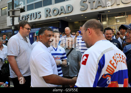 Fußball - Barclays Premier League - Queens Park Rangers gegen Swansea City - Loftus Road. QPR-Vorsitzender Tony Fernandes (links) trifft sich vor dem Spiel mit den Fans Stockfoto