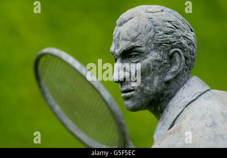 KEINE KOMMERZIELLE NUTZUNG: Die Statue von Fred Perry, dem letzten britischen Mann, der 1936 das Herrenfinale in Wimbledon gewann, blickt am Morgen des Halbfinalmatches zwischen Tim Henman und Goran Ivanisevic 2001 über das Wimbledon-Gelände. * Lawn Tennis Championships in Wimbledon in London. Stockfoto